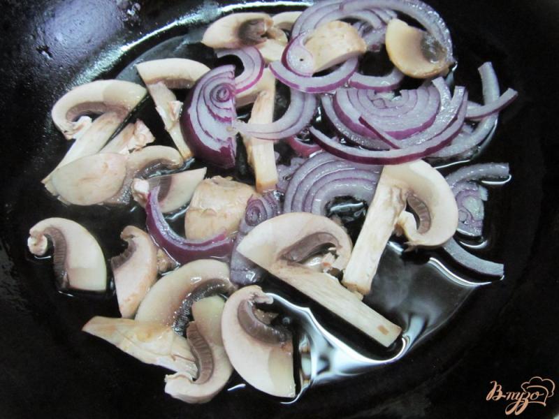 Фото приготовление рецепта: Макароны с маринованными овощами шаг №2