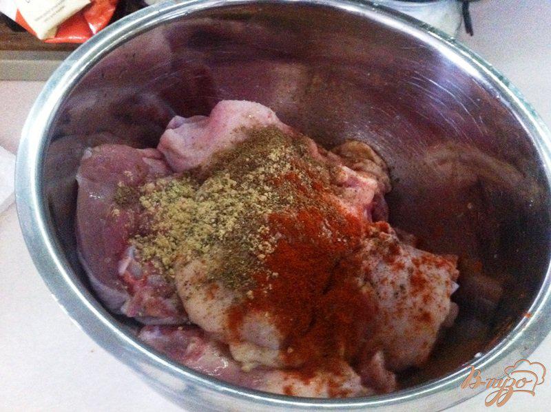 Фото приготовление рецепта: Куриные бедрышки с хрустящей корочкой с гарниром шаг №2