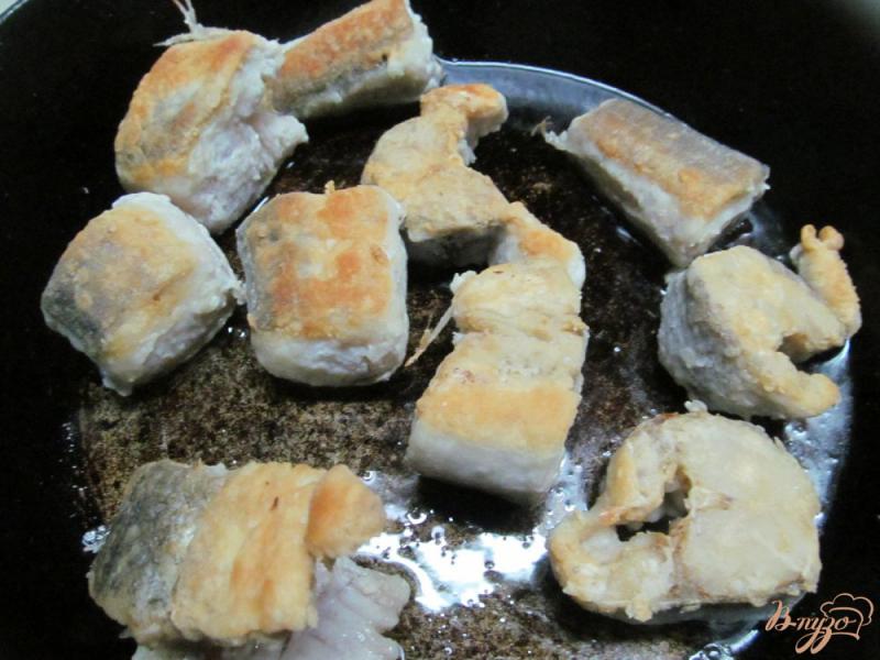 Фото приготовление рецепта: Тушенная рыба в томатном соусе с каперсами шаг №2