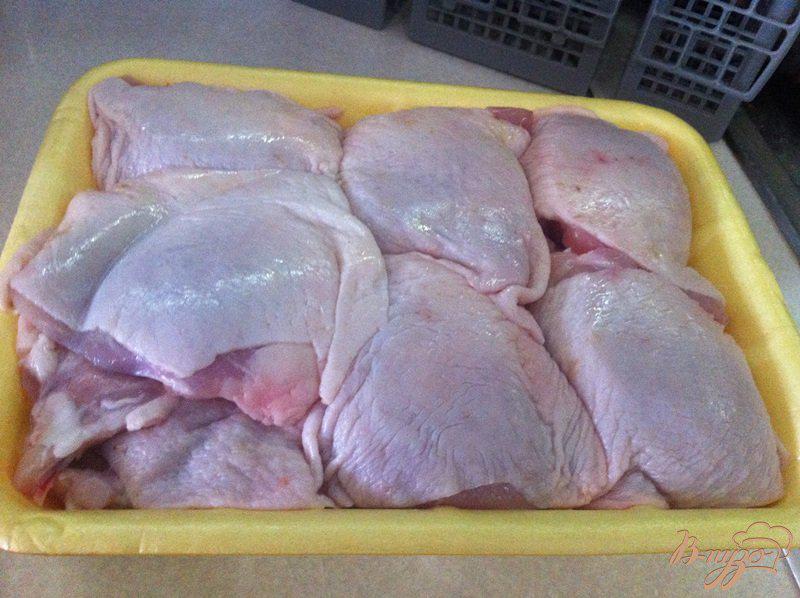 Фото приготовление рецепта: Куриные бедрышки с хрустящей корочкой с гарниром шаг №1