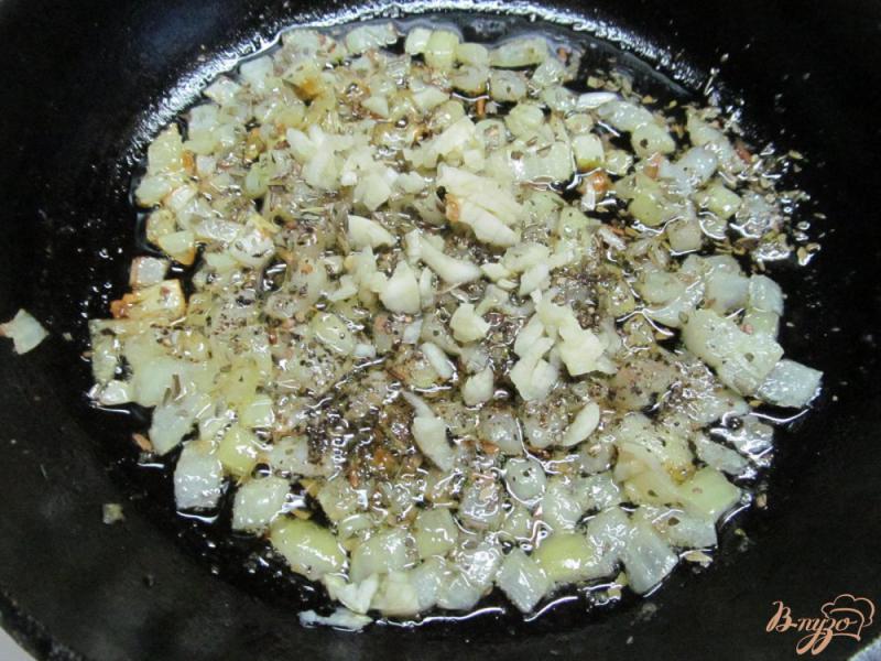 Фото приготовление рецепта: Тушенная рыба в томатном соусе с каперсами шаг №4