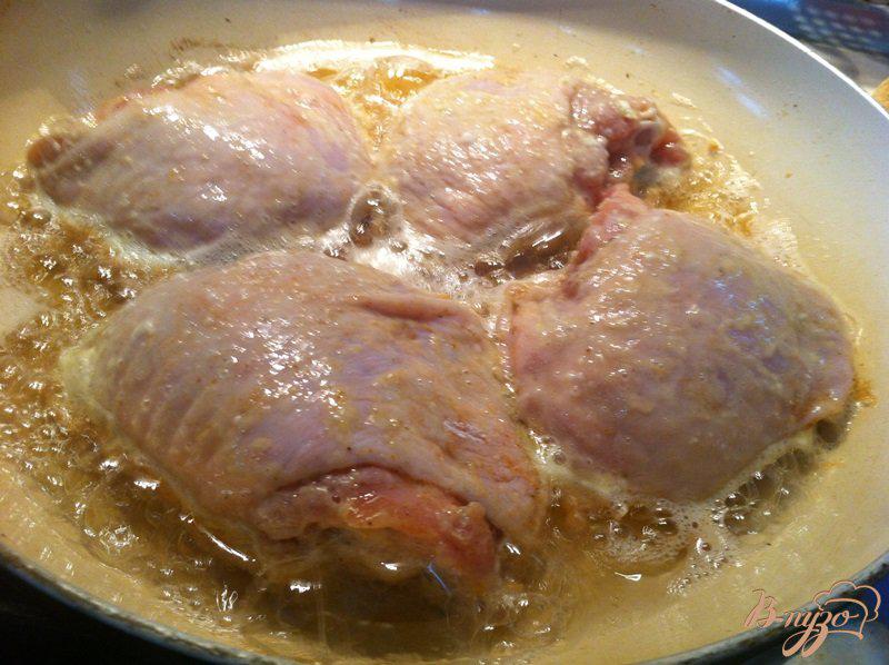 Фото приготовление рецепта: Куриные бедрышки с хрустящей корочкой с гарниром шаг №6
