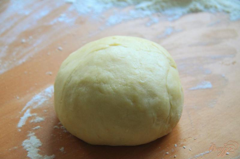 Фото приготовление рецепта: Молдавские пирожки Вэрзэре с тушеной капустой шаг №4