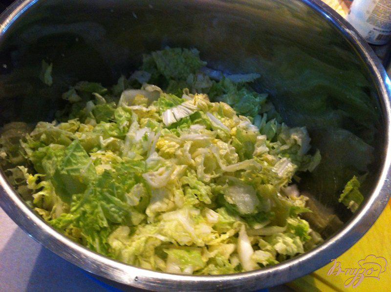 Фото приготовление рецепта: Салат из пекинской капусты шаг №3