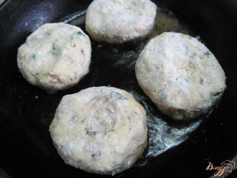 Фото приготовление рецепта: Картофельные оладьи с яйцом пашот шаг №4