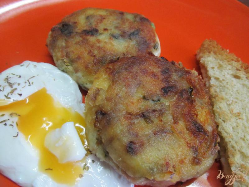 Фото приготовление рецепта: Картофельные оладьи с яйцом пашот шаг №7