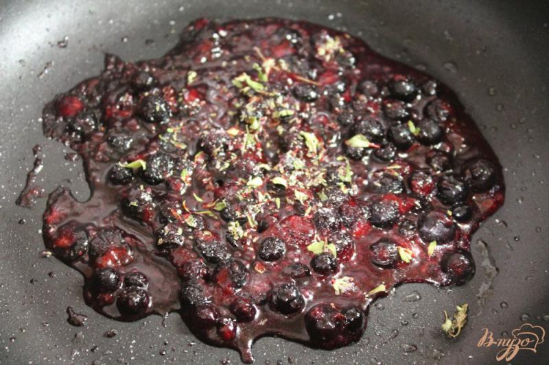Фото приготовление рецепта: Филе индейки с соусом из черной смородины шаг №4