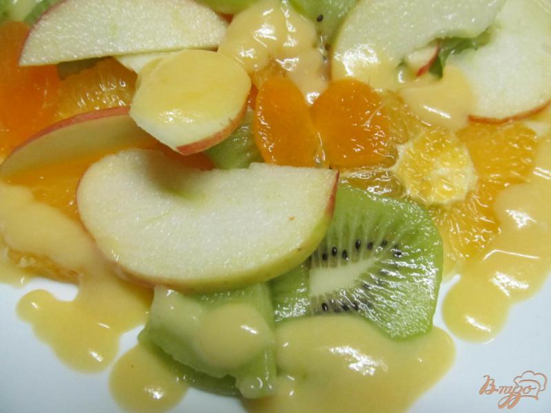 Фото приготовление рецепта: Фруктовый салат под мандариновым кремом шаг №8