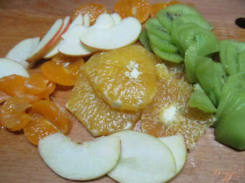 Фото приготовление рецепта: Фруктовый салат под мандариновым кремом шаг №6