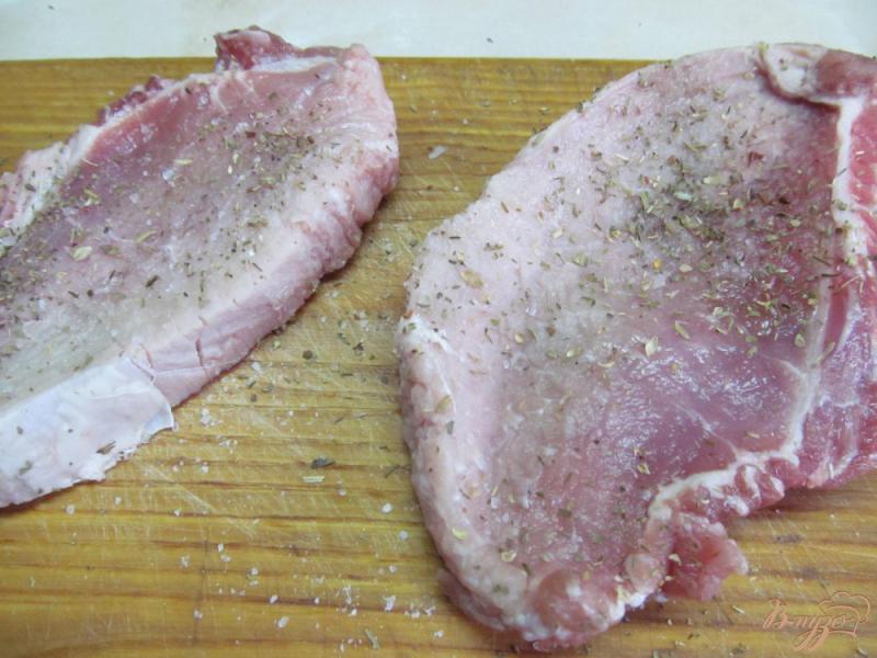 Фото приготовление рецепта: Свиной стейк под грибным соусом шаг №1