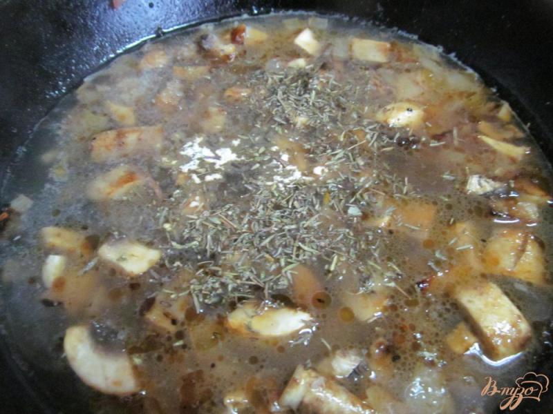 Фото приготовление рецепта: Свиной стейк под грибным соусом шаг №4