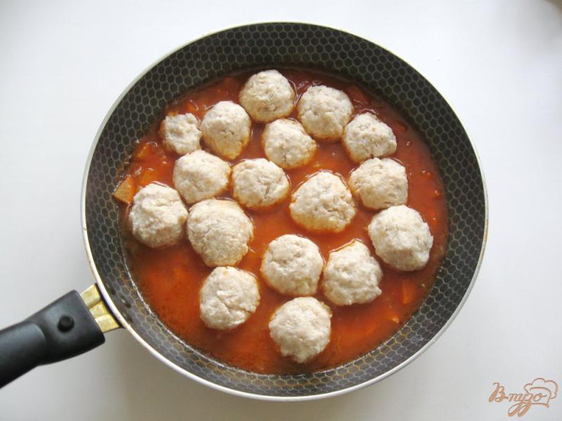 Фото приготовление рецепта: Куриные тефтели в томатном соусе шаг №7