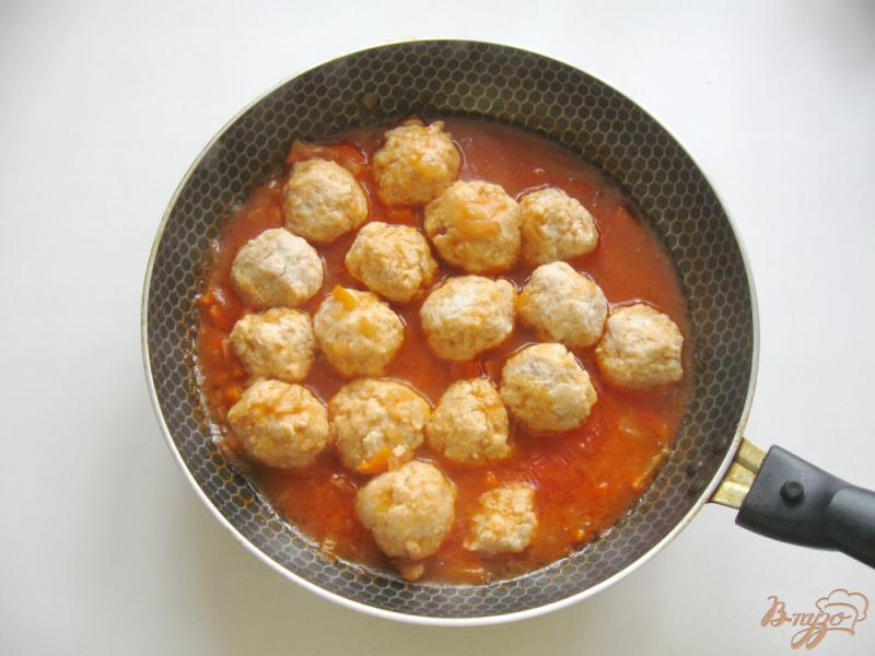 Фото приготовление рецепта: Куриные тефтели в томатном соусе шаг №8