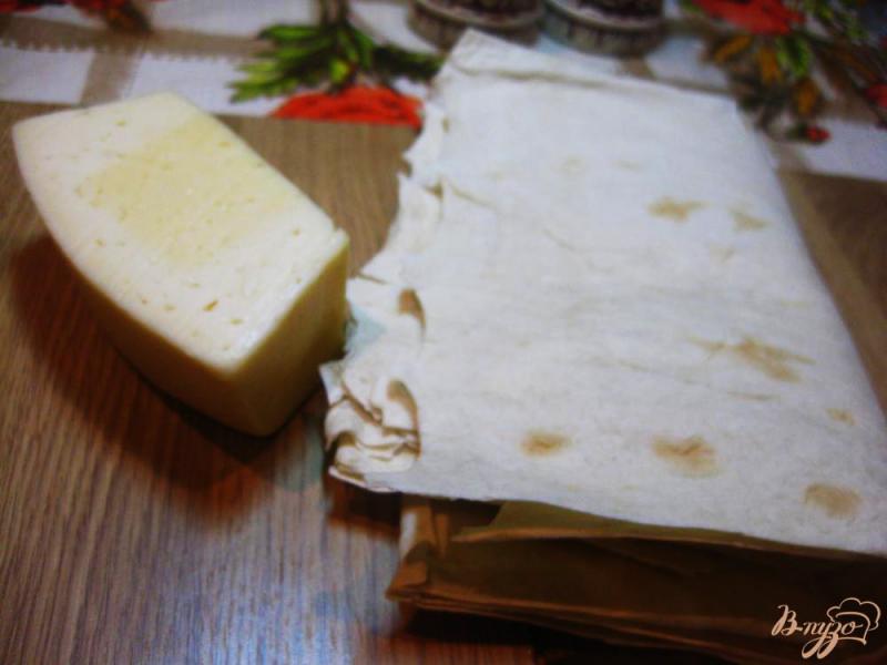 Фото приготовление рецепта: Конвертики из лаваша с сырной начинкой шаг №1