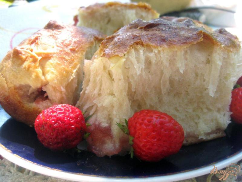 Фото приготовление рецепта: Печеные пирожки с клубникой шаг №9
