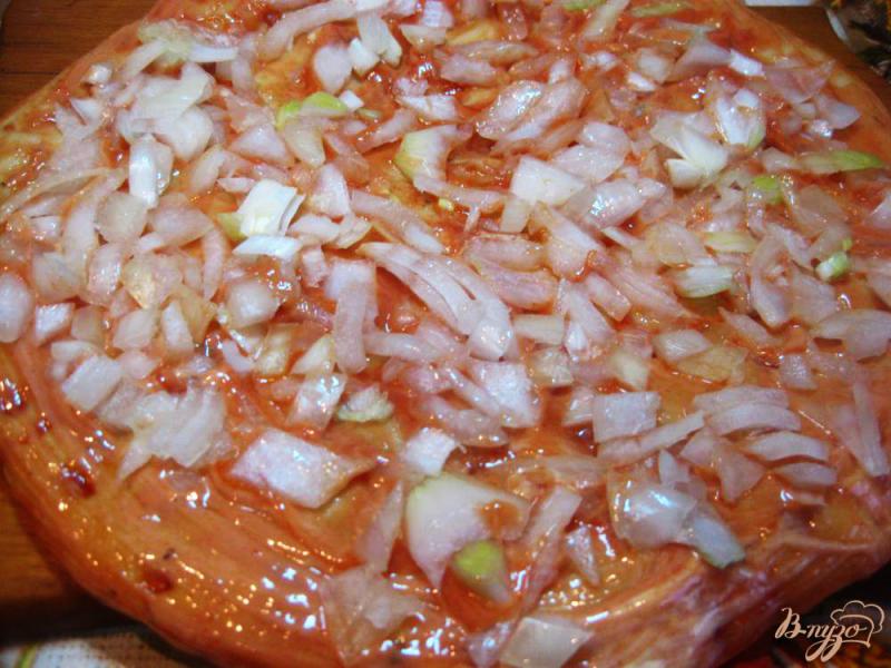 Фото приготовление рецепта: Пицца с курицей, сыром и маслинами шаг №9