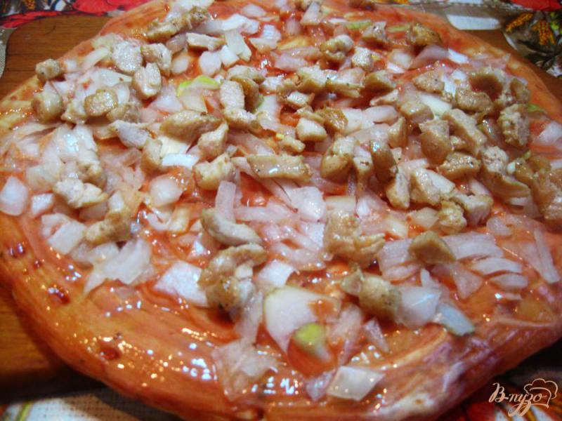 Фото приготовление рецепта: Пицца с курицей, сыром и маслинами шаг №10