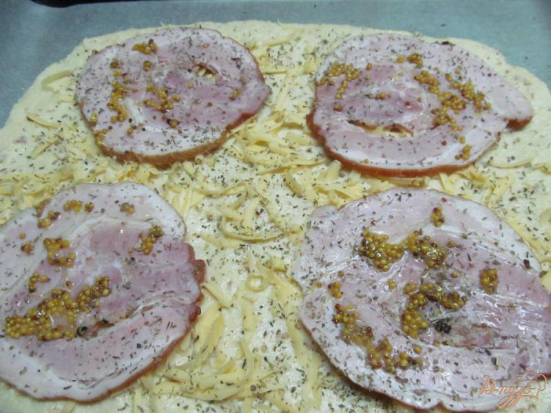 Фото приготовление рецепта: Пицца на тесте из картофеля с сыром шаг №4