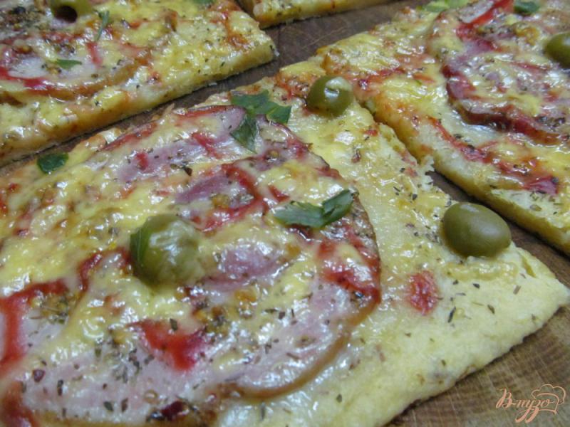 Фото приготовление рецепта: Пицца на тесте из картофеля с сыром шаг №7