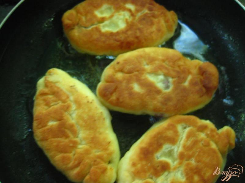 Фото приготовление рецепта: Пирожки из творожного теста со смородиной жареные шаг №9