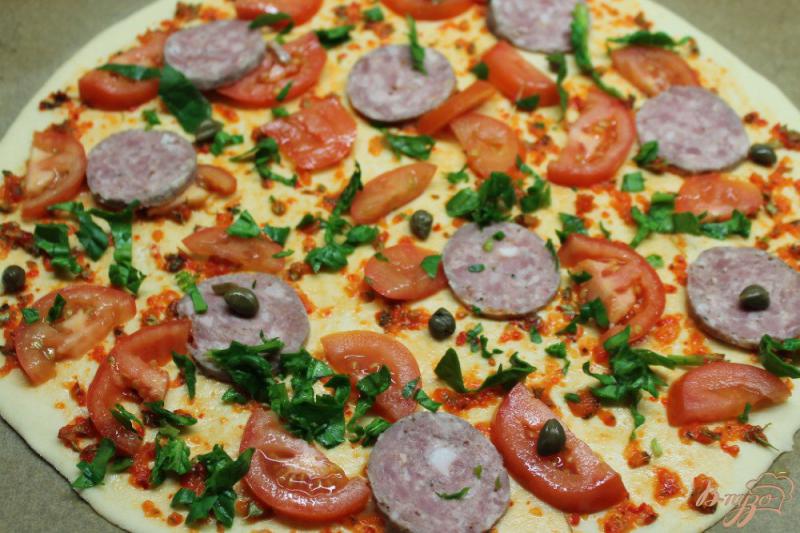 Фото приготовление рецепта: Пицца с колбасой каперсами и помидорами шаг №6