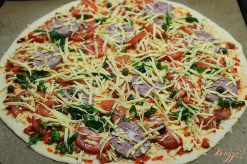Фото приготовление рецепта: Пицца с колбасой каперсами и помидорами шаг №7
