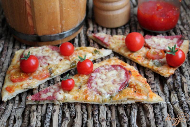 Фото приготовление рецепта: Пицца с колбасой каперсами и помидорами шаг №8
