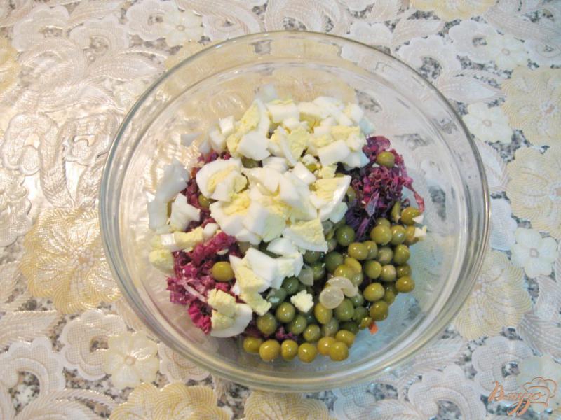 Фото приготовление рецепта: Салат с красной пекинской капустой и зеленым горошком шаг №4