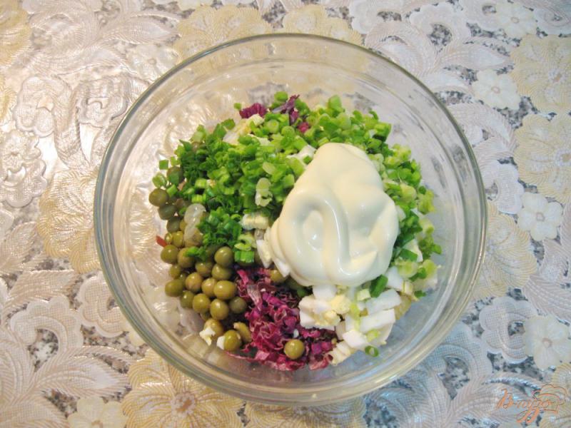 Фото приготовление рецепта: Салат с красной пекинской капустой и зеленым горошком шаг №6