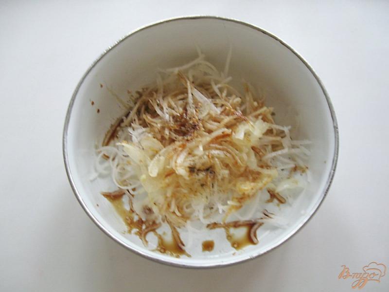 Фото приготовление рецепта: Салат из редьки с консервированными огурцами шаг №4