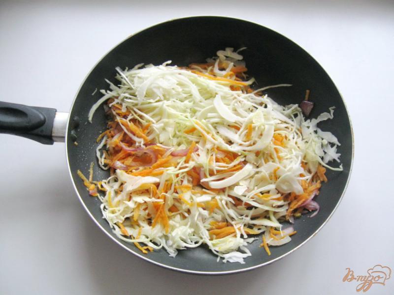 Фото приготовление рецепта: Тушёная капуста с картофелем и грибами шаг №7