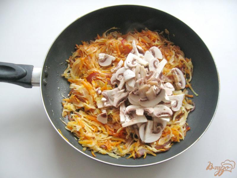 Фото приготовление рецепта: Тушёная капуста с картофелем и грибами шаг №9