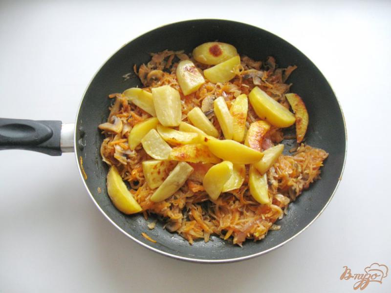 Фото приготовление рецепта: Тушёная капуста с картофелем и грибами шаг №10