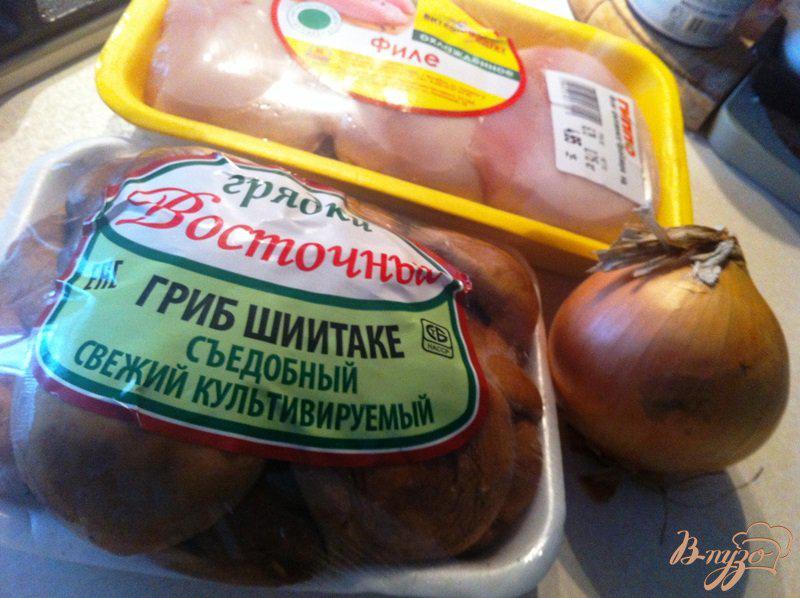 Фото приготовление рецепта: Рагу из куриного филе и грибов шиитаки с рисом шаг №1