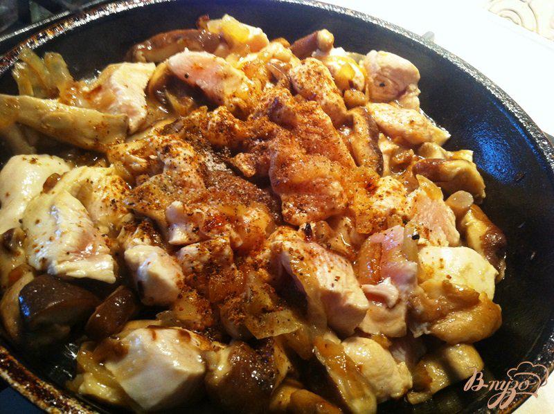 Фото приготовление рецепта: Рагу из куриного филе и грибов шиитаки с рисом шаг №7