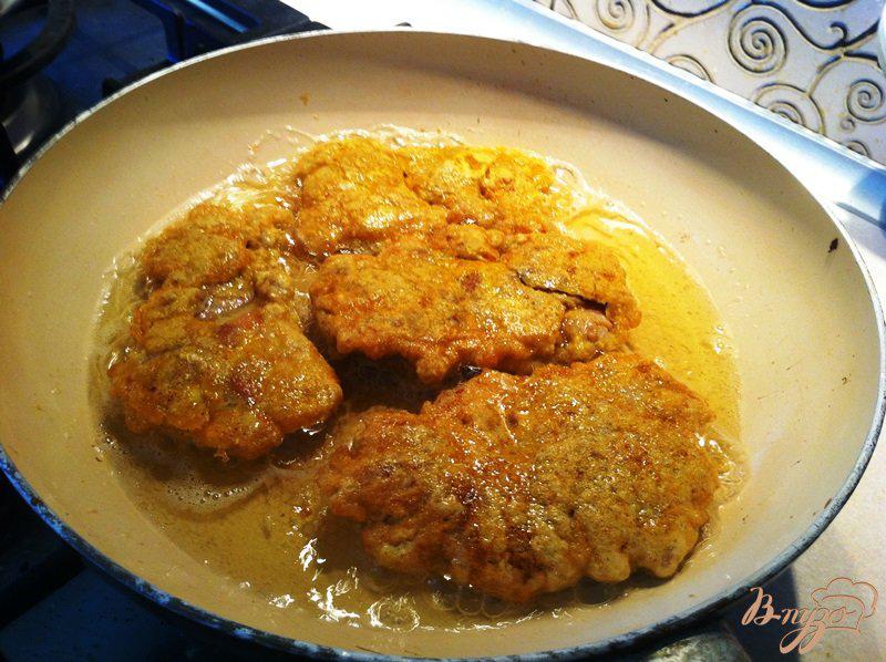 Фото приготовление рецепта: Куриное филе бедра в яичной панироовке шаг №7