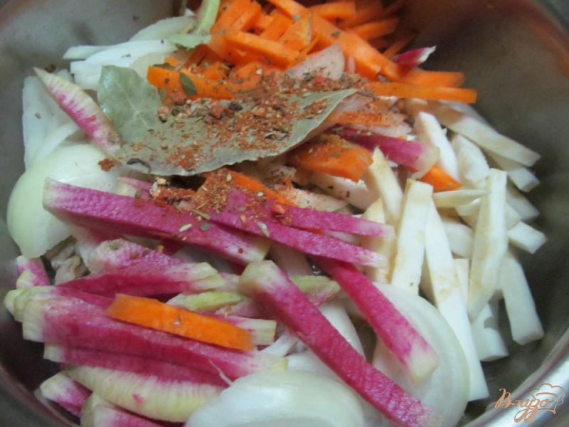 Фото приготовление рецепта: Тушенная говядина с овощами шаг №4