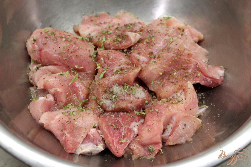 Фото приготовление рецепта: Свинина запеченная с луком, сыром и помидорами черри шаг №1