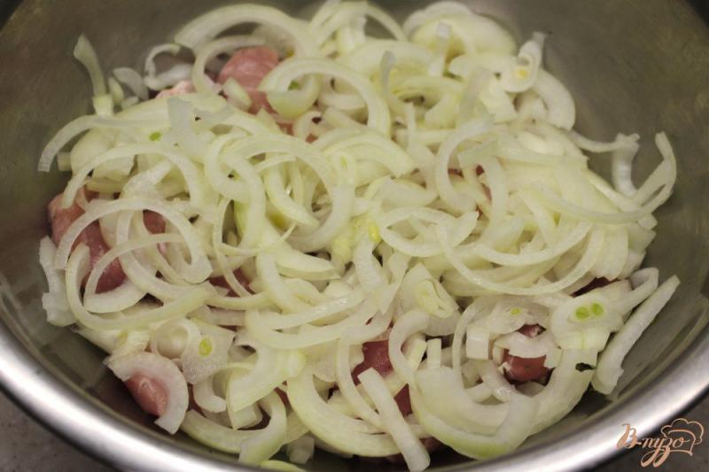 Фото приготовление рецепта: Свинина запеченная с луком, сыром и помидорами черри шаг №2