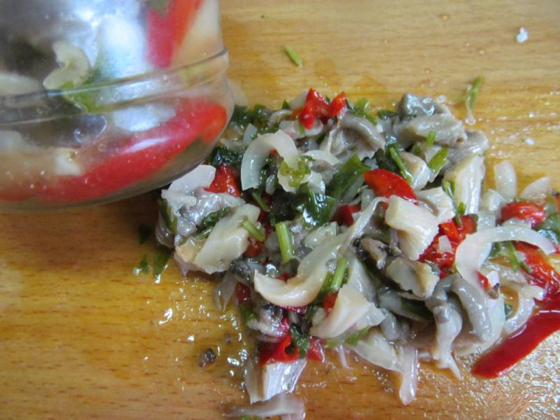 Фото приготовление рецепта: Салат из куриного мяса с огурцами и грибами шаг №4