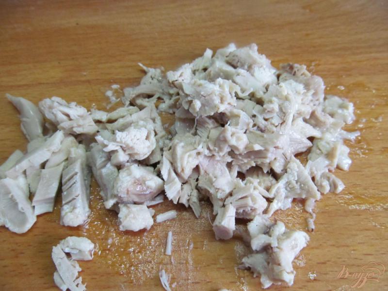 Фото приготовление рецепта: Салат из куриного мяса с огурцами и грибами шаг №1
