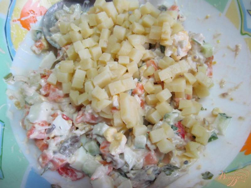 Фото приготовление рецепта: Салат из куриного мяса с огурцами и грибами шаг №6