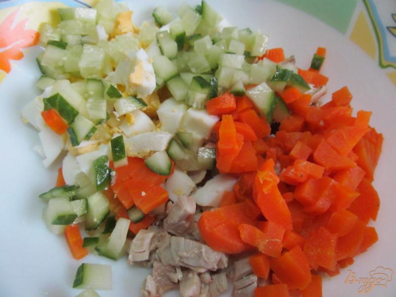 Фото приготовление рецепта: Салат из куриного мяса с огурцами и грибами шаг №3
