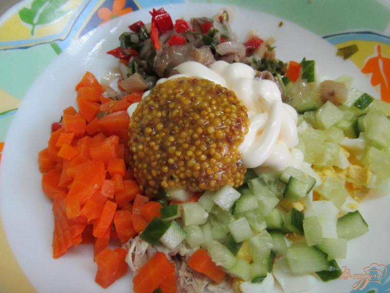 Фото приготовление рецепта: Салат из куриного мяса с огурцами и грибами шаг №5