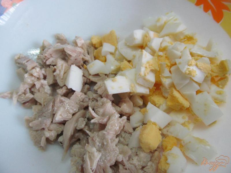 Фото приготовление рецепта: Салат из куриного мяса с огурцами и грибами шаг №2