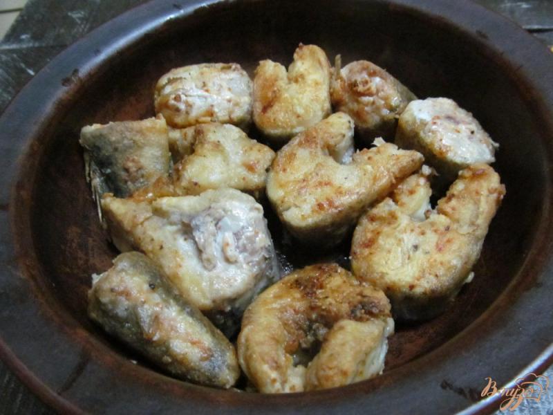 Фото приготовление рецепта: Запеченный хек в паприке под помидором и сыром шаг №3