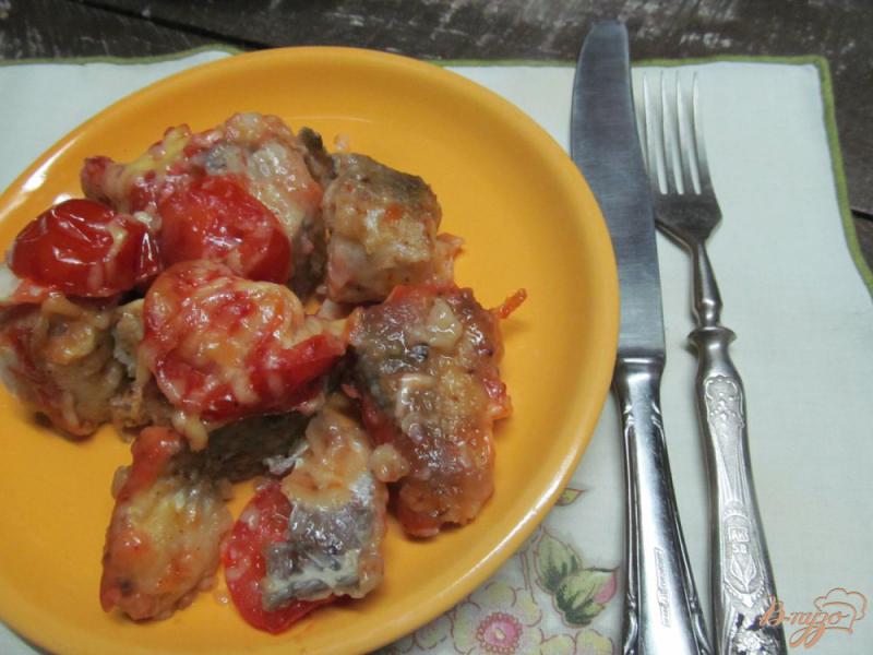 Фото приготовление рецепта: Запеченный хек в паприке под помидором и сыром шаг №8