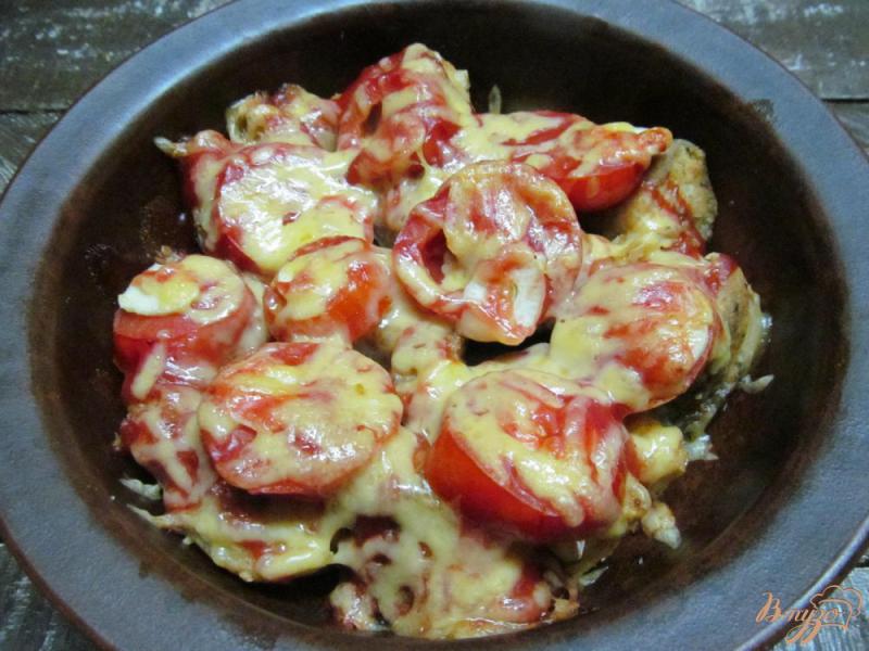 Фото приготовление рецепта: Запеченный хек в паприке под помидором и сыром шаг №7