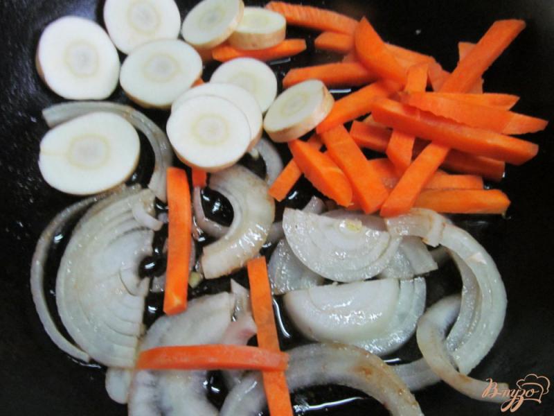 Фото приготовление рецепта: Говядина с пастернаком и овощами шаг №5