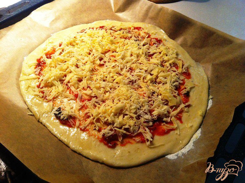 Фото приготовление рецепта: Пицца с рыбой (скумбрией в томатной соусе) шаг №3